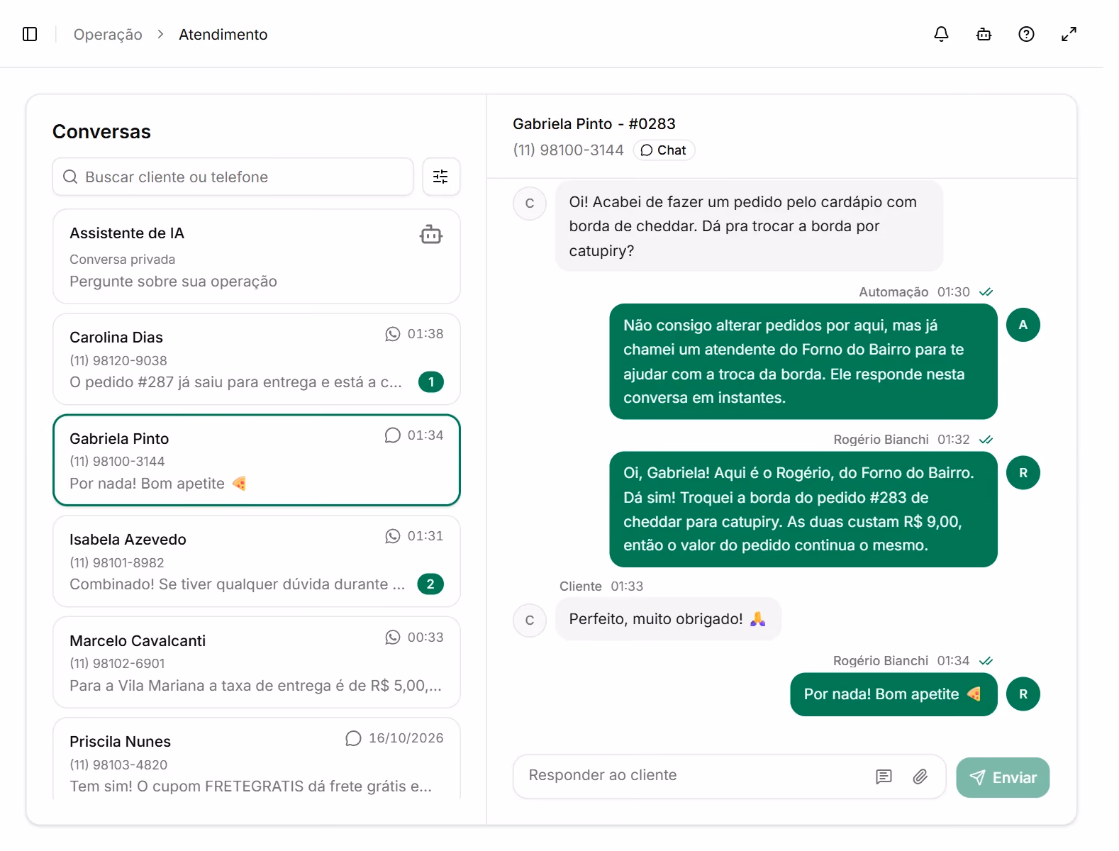 Central de conversas de uma pizzaria com WhatsApp e chat do cardápio, resposta automática e atendente assumindo a conversa.