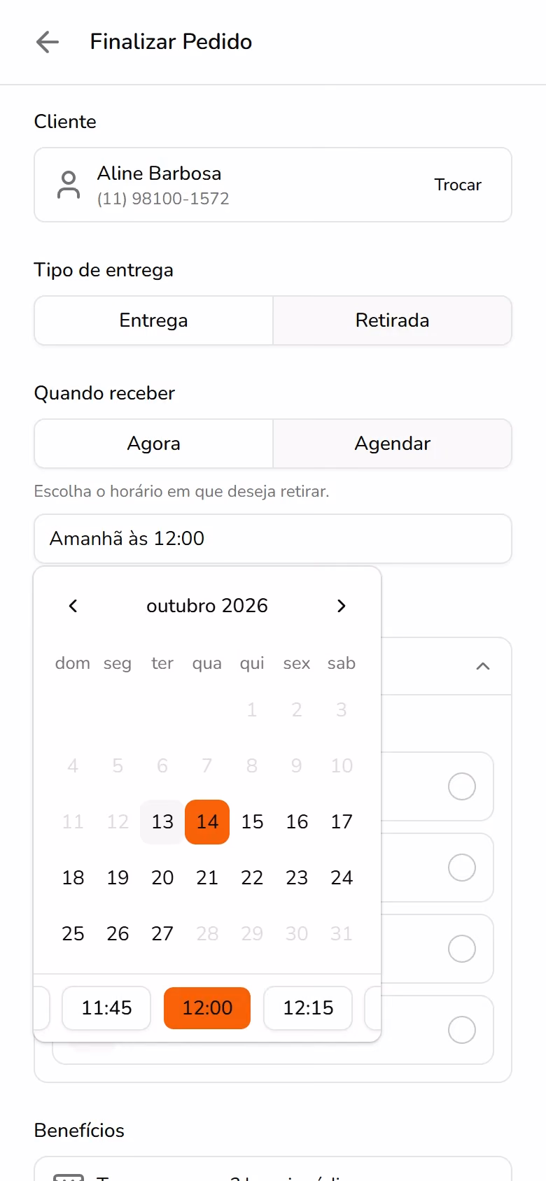 Checkout de marmitaria com retirada agendada e calendário de horários disponíveis.